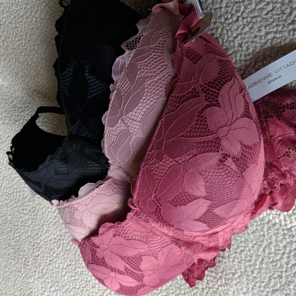 SOLD !!!!Adrienne Vittadini 40DD bras